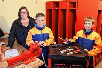 Waschleithe hat eigene Werkstatt für den Feuerwehr-Nachwuchs - Die Waschleither Feuerwehrvereinsvorsitzende Yvette Garn mit Markus Trommler (M.) und August Schön in dem neuen Raum mit Werkstatt für die Nachwuchsfeuerwehr.