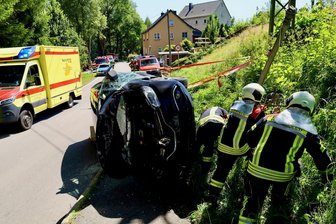 Waschleithe: Pkw kommt von der Fahrbahn ab und kippt auf die Seite - Pkw kommt von der Straße ab, fährt gegen eine Laterne und bleibt auf der Seite auf dem Gehweg liegen.
