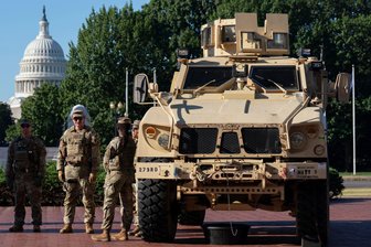Washington D.C.: Befremdlicher Alltag in einer besetzten Stadt - Soldaten der Nationalgarde patrouillieren neben einem gepanzerten Einsatzfahrzeug in Washington. Im Hintergrund ist das US-Kapitol zu sehen