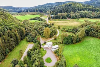 Wasser aus einstiger Wismutgrube Pöhla wird ferngesteuert gereinigt - Standort Pöhla des Bereichs Sanierung Aue/Königstein der Wismut GmbH. Hinten links die sanierte Halde, vorn die Wasserbehandlungsanlage.  