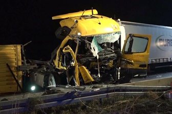 Wasser gegen Gaffer: Bislang keine Anzeige gegen Feuerwehrmann  - Bei dem schweren Unfall auf der A 3 bei Weibersbrunn, an dem mehrere Lastwagen beteiligt waren, waren zwei Menschen ums Leben gekommen.