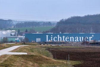 Wasser-Geheimnis: Wie entsteht eigentlich Lichtenauer? - Weithin sichtbar zu jeder Jahreszeit: der Schriftzug Lichtenauer. 1990 wurde der Getränkehersteller als Tochterunternehmen des hessischen Unternehmens Hassia Mineralquellen in Lichtenau gegründet. Wo sich die Quelle befindet? Geheim.