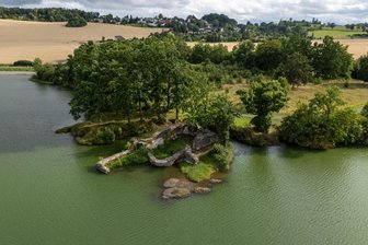 Wasser in der Talsperre Pirk grün gefärbt: Das sagt das Gesundheitsamt zur Wasserqualität - Im Bereich der Ruine Stein war in den vergangenen Tagen das Wasser grün gefärbt.