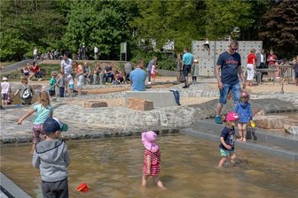 "Wasser marsch" auf Rodewischs neuem Wasserspielplatz - Großes Gewimmel herrschte ab dem ersten Tag der Öffnung auf dem neuen Spielplatz an der Rodewischer Schlossinsel. 