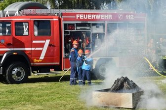 Wasser Marsch: Freiberger Feuerwehr zeigt, was sie kann - Bei einer Einsatzübung zum Tag der offenen Tür bei der Feuerwehr Freiberg zeigte auch die Jugendfeuerwehr, was sie kann.