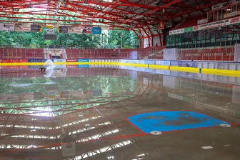„Wasser marsch“: Im Kunsteisstadion im Sahnpark in Crimmitschau laufen Vorbereitungen für neue Saison -