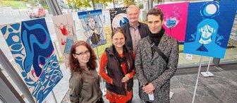 Wasser marsch: Kunst aus farbigen Tapebändern zum nassen Element -