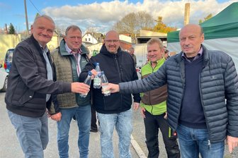 Wasser marsch: Trinkwasserkanal für eines der letzten vogtländischen Brunndörfer - Anstoßen - natürlich mit Wasser aus Bad Brambach: Von links Zwav-Geschäftsführer Henning Scharch, Jörg Schmidt von der Firma Schmidt Bau, Kurort-Amtsverweser Torsten Schnurre und die CDU-Gemeinderäte Marco Gründel und Otto Fischer.