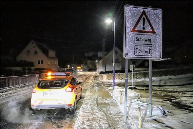Wasser verwandelt Straße in Gelenau in eine Eisbahn - In Gelenau musste in der Nacht zu Dienstag eine Straße gesperrt werden, weil die Fahrbahn vereist war. 