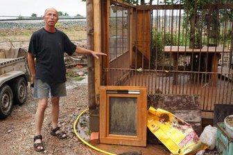 Wasser verwüstet Grundstück in Lichtentanne - Rudi Hick gelang es gerade noch rechtzeitig, seine beiden Hunde aus dem Zwinger zu retten. Gut einen Meter hoch stand die braune Brühe in diesem Bereich auf seinem Grundstück.