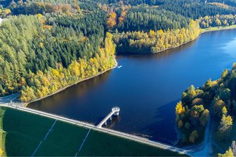 Wasser wird abgelassen: Diese Talsperre im Vogtland ist bald leer - Noch sieht die Talsperre aus wie auf diesem Foto aus dem Herbst 2021. Aber nicht mehr lange: Seit Anfang dieser Woche wird das Wasser komplett abgelassen.