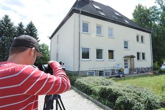 Wasserattacke auf Asyldomizil in Lunzenau - Ein Kameramann dreht vor dem Gebäude, in dem Asylbewerber in Lunzenau untergebracht werden sollen.