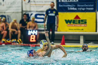 Wasserball, 1. Bundesliga: SVV Plauen belohnt sich in Würzburg nicht für seinen Aufwand - Der SVV Plauen zeigte in Würzburg eine solide Leistung trotz knapper Niederlage. Hier wird SVV-Akteur Max Beuchert ausgebremst.