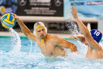 Wasserball, 2. Bundesliga: SSV Plauen feiert Traumstart in ausverkauftem Stadtbad - Lasse Iffland (links) vom SVV Plauen lässt sich hier nicht vom Würzburger Dravucz Mate Laszlo aus der Ruhe bringen.