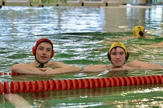 Wasserball: Brüderpaar führt beim SV Zwickau 04 eine Familientradition fort - Seit Jahren teilen Niklas (links) und Till Giebner die Leidenschaft für den Wasserballsport.