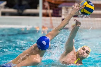 Wasserball-Bundesliga: SVV Plauen empfängt Absteiger zum ersten richtigen Härtetest - Vor eineinhalb Jahren gastierte der SV Krefeld letztmals beim SVV Plauen. Rechts Tamas Korpasci vom SVV.