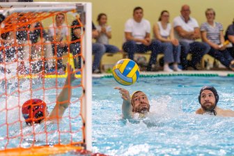 Wasserball-Bundesliga: SVV Plauen scheitert denkbar knapp am Halbfinaleinzug - Stefan Roßner (Mitte) erzielt hier am Samstag eines der 13 Tore gegen Bayer Uerdingen.