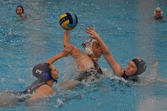 Wasserball-Comeback: So ist der Schwimmclub Chemnitz in die Bundesliga zurückgekehrt - Action auch im Training des SC Chemnitz. Hier wird versucht, Kapitänin und Junioren-Nationalspielerin Clara Straach am Wurf zu hindern.