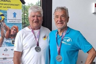 Wasserball-Senioren bescheren dem SV Zwickau 04 doppelten Erfolg - Werner Beuschel (links) und Siegfried Anders (rechts) kehrten mit Silber von der Deutschen Meisterschaft zurück.