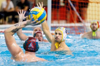 Wasserball: Starker Teamspirit führt Zweitligist SVV Plauen zum klaren Erfolg - Der Plauener Lasse Iffland (Mitte) bringt sich hier gegen den SVV Esslingen zur Verteidigung in Position. Er wurde später zum Spieler des Tages gewählt.