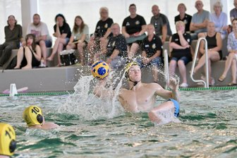 Wasserball: Was der Trainer des SV Zwickau 04 dem Schiedsrichter nach dem Pokalfinale mit auf den Weg gab - Zwickaus Leonard Mann beim Wurfversuch gegen die überlegenen Gäste aus Potsdam.
