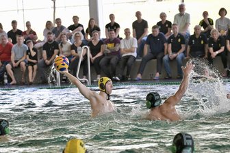 Wasserballer aus Zwickau setzen Siegesserie auch gegen den SV Halle fort - Auch Leon-Paul Sauer (am Ball) konnte beim Spiel gegen den SV Halle zwei Tore erzielen.