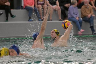 Wasserballer des SV Zwickau 04 deuten auch auswärts ihr Potenzial an - Der Zwickauer Jonas Reinhart (beim Wurf) führt mit 18 Saisontreffern die Torschützenliste der 2. Liga Ost an. Dabei hatte er am Samstag in Magdeburg aus beruflichen Gründen gefehlt.