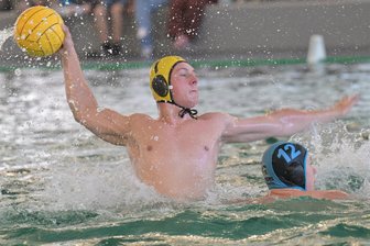 Wasserballer des SV Zwickau 04 gewinnen Silber im Ostdeutschen Pokal - Die Wasserballer aus Zwickau - hier mit Anton Eirich am Ball - freuten sich über Silber im Ostdeutschen Pokal.