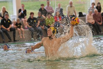 Wasserballer des SV Zwickau 04 lassen in der 2. Liga Ost aufhorchen - Der sechsfache Torschütze Jonas Reinhart und seine Teamkollegen haben sich in der 2. Wasserball-Liga Ost am Samstag auf Platz 2 verbessert.