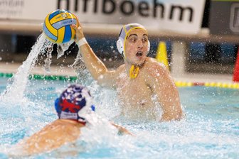 Wasserballer des SVV Plauen empfangen alten Rivalen - Max Beuchert nimmt Maß. Am Samstag will er mit seinem Team den Tabellenzweiten bezwingen.