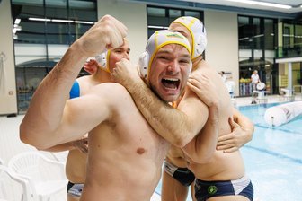 Wasserballer des SVV Plauen machen es diesmal besser und bringen den Hexenkessel zum kochen - Jubel nach dem Abpfiff: Lorenzo Fucke ist überglücklich! Sein SVV Plauen hat sich nach einem spannenden Duell mit dem Sieg belohnt.