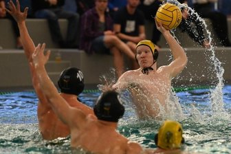 Wasserballer setzen ein Ausrufezeichen - Justus Schneider (am Ball), der hier im Heimspiel gegen Hildesheim zu sehen ist, hat am Wochenende neun Tore für Zwickau erzielt. 