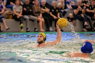 Wasserballer ziehen souverän in nächste Runde ein - Max Wüstner (am Ball) und seine Teamkollegen vom SV Zwickau 04 stehen in der 2. Runde des Ostdeutschen Wasserballpokals. 