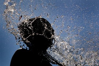 Wasserbombenwurf endet für Chemnitzer Paar vor Gericht - Kann ganz schön schmerzhaft sein: Ein Wasserbomben-Treffer am Kopf.