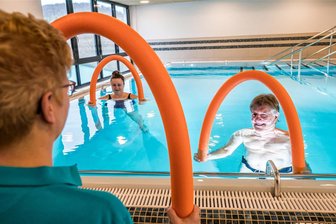 Wassergymnastik für Kurgäste im Erzgebirge: Actinon Bad Schlema nimmt neues Therapiebecken in Betrieb - Nancy Matthias aus Bad Schlema und Manfred Puls aus Hamburg gehören zu den ersten Nutzern des neuen Beckens.