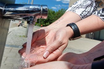 Wasserhähne in Plauener Plattenbauviertel bleiben offen: Warum Versorger Zwav jetzt zurückrudert - Wie wertvoll Wasser ist, zeigt sich meist erst dann, wenn es nicht fließt. So wie hier in der Plauener Innenstadt bleiben die Wasserhähne jetzt auch weiterhin in allen Plattenbauwohnungen am Chrieschwitzer Hang geöffnet.