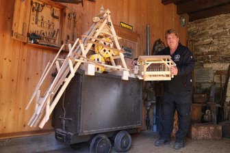 Wasserkunst, leuchtende Bilder, Pochwerk-Modell: Bergwerk im Erzgebirge bietet viel Neues - Frank Vollert mit dem Nachbau von Wasserkunst (l.) und Pochwerk.