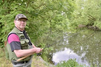 Wasserqualität zwischen schlecht und mäßig: Was Anglern an der Zwickauer Mulde Sorgen bereitet - Konditor Jan-Olaf Streit, Mitglied im 1. Wilkauer Angelverein, angelte am Wochenende in der Mulde.