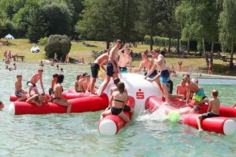 Wasserratten belagern Riesenkrake: Besucherrekorde in Freibädern rund um Werdau - Der Riesenkrake war auch am Wochenende im Waldbad Fraureuth das Ziel der jungen Besucher.