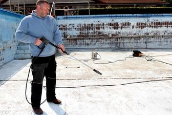 Schwimmmeister Frank Morgenstern im leeren Schwimmbecken