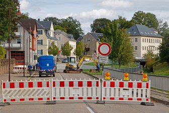 Wasserrohr-Havarie in Oberlungwitz sorgt für mehrtägige Vollsperrung der Bundesstraße - Am Mittwochvormittag liefen Reparaturarbeiten an der beschädigten Leitung unter der B 173 in Oberlungwitz.