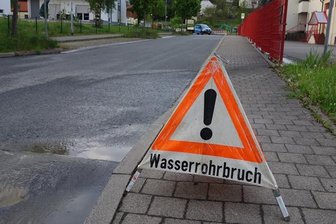 Wasserrohrbruch - Anwohner im Wohngebiet Sattelgut sitzen auf dem Trockenen - Gegen 10 Uhr war die Alarmmeldung beim Wasserzweckverband ZWA eingegangen, nachdem im Sattelgut der Wasserdruck drastisch gefallen war.