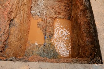 Wasserrohrbruch auf dem Kaßberg in Chemnitz - Eine Versorgungsleitung hat offenbar Schaden genommen. Derzeit laufen die Reparaturarbeiten.