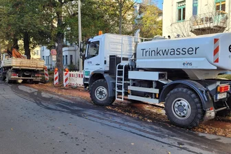 Wasserrohrbruch auf dem Kaßberg: Straße bleibt gesperrt - Am Sonntagmorgen kam es auf der Walter-Oertel-Straße zu einem Wasserrohrbruch. Anwohner wurden mit einem Trinkwasserwagen versorgt.