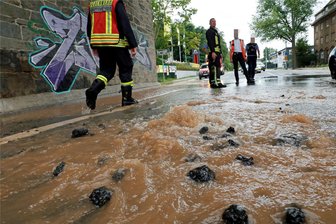 Wasserrohrbruch: Blankenauer Straße in Chemnitz bleibt länger gesperrt - Durch die Fahrbahn tritt Wasser aus.