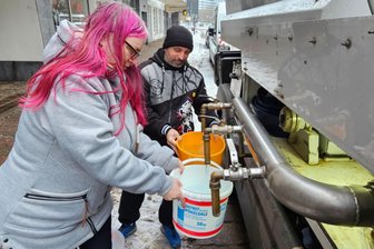 Wasserrohrbruch im Chemnitzer Zentrum: Störung dauert wohl länger - Anwohner Marcel und Yvonne Richter nutzen einen Trinkwassertanker von Eins-Energie.