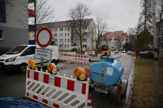 Wasserrohrbruch im Eschenweg in Zwickau-Marienthal: Anwohner ohne Trinkwasserversorgung - Wegen eines Rohrbruches sind die Bewohner des Eschenweges teilweise auf Trinkwasser aus Wasserwagen angewiesen..