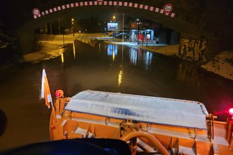 Wasserrohrbruch in Chemnitz beschäftigt auch den Winterdienst - Die Rottluffer und die Limbacher Straße in Chemnitz standen in der Nacht zu Freitag unter Wasser.