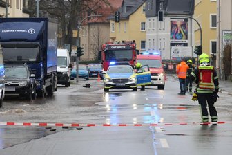 Wasserrohrbruch in Chemnitz: Zwickauer Straße bleibt eine Woche gesperrt - Ein Wasserrohrbruch setzte die Zwickauer Straße unter Wasser.
