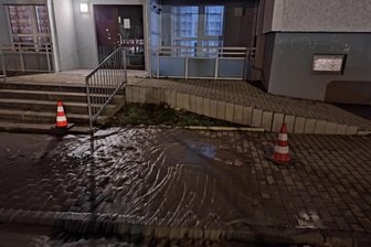 Wasserrohrbruch in Schloßchemnitz - Vor einem Neubaublock an der Leipziger Straße läuft das Wasser über den Fußweg.